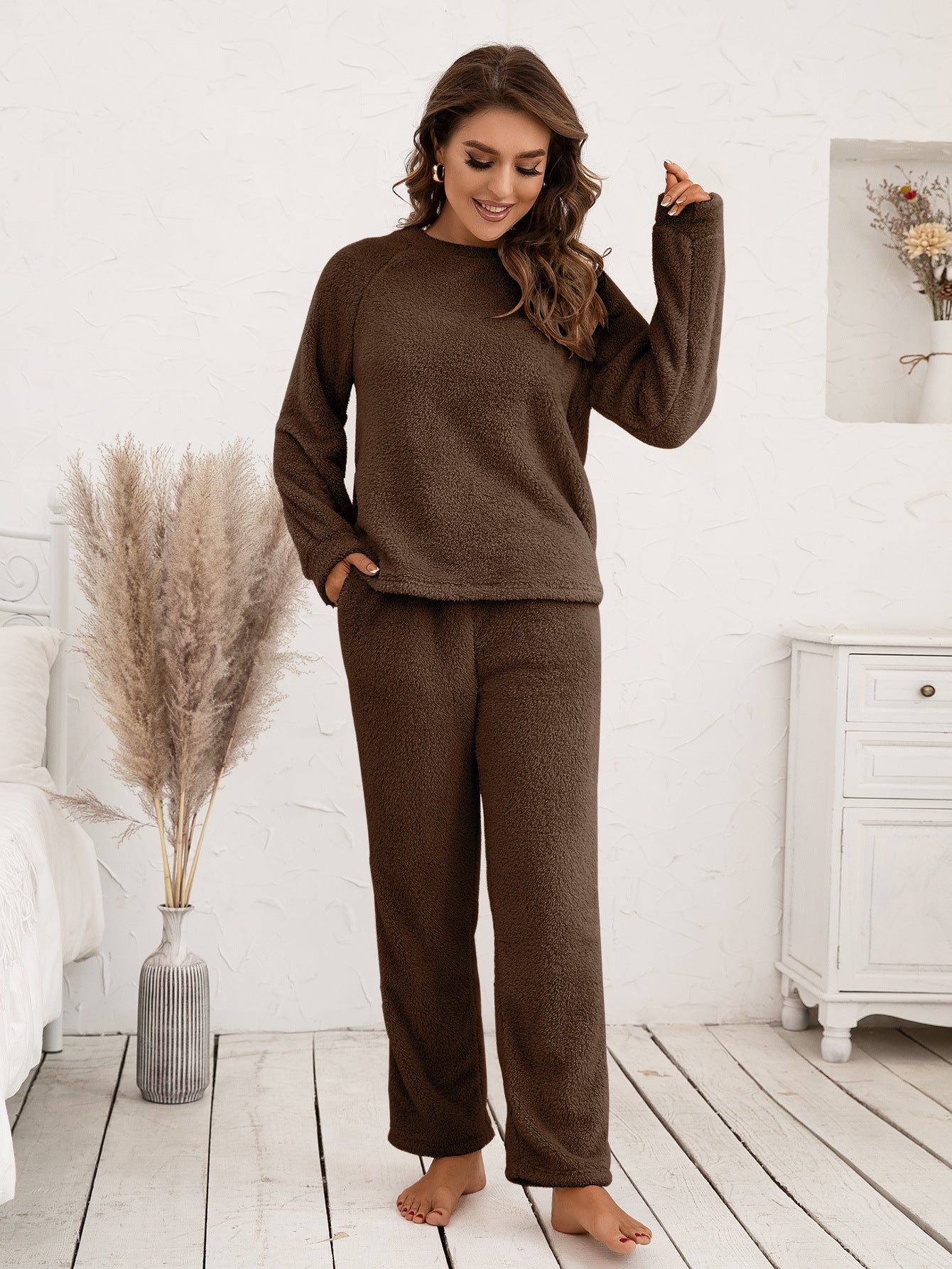 Set Due Pezzi in Lana: Maglione Morbido e Comodo per Casa, con Taglio Largo e Tessuto in Peluche