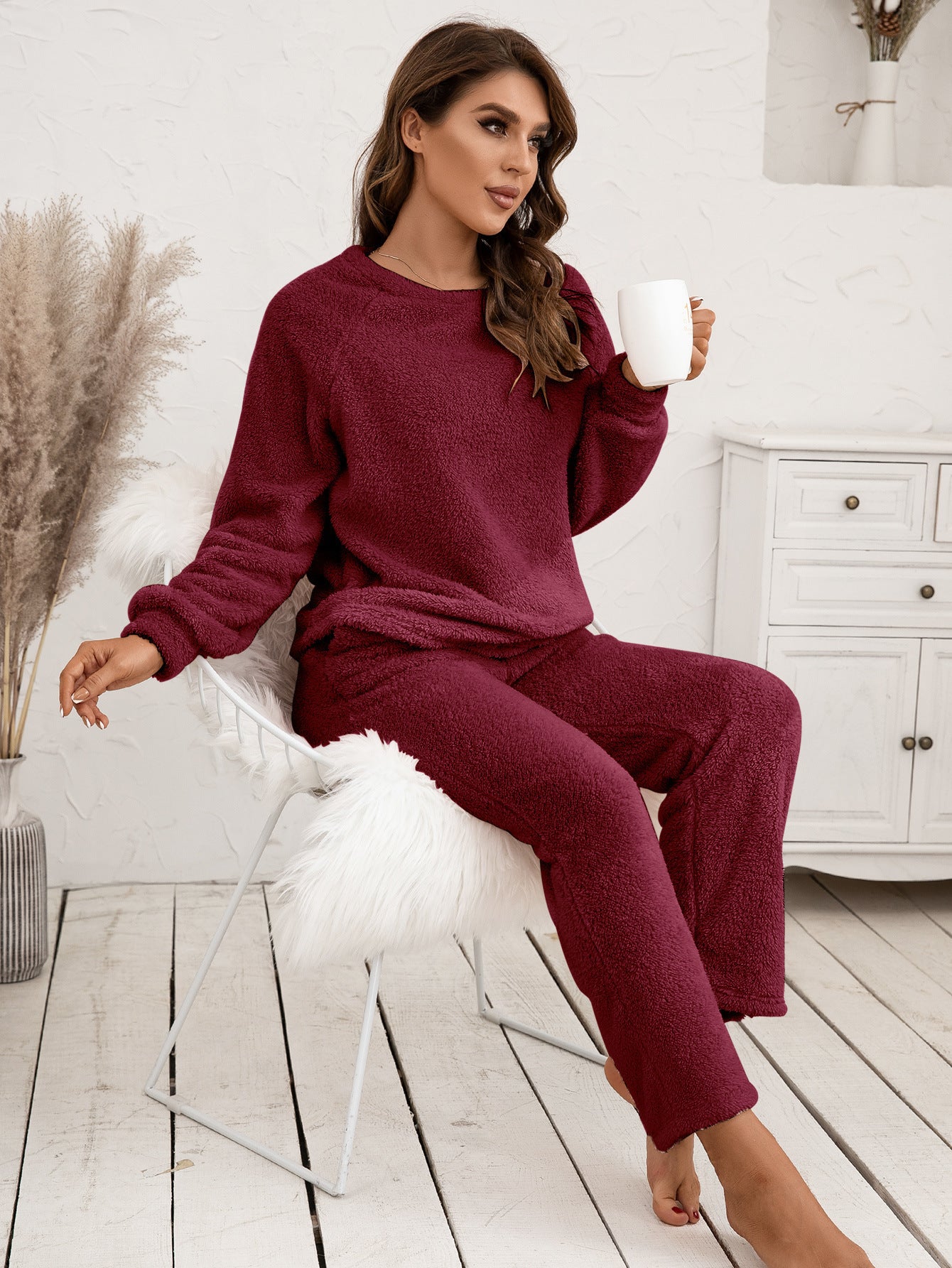 Set Due Pezzi in Lana: Maglione Morbido e Comodo per Casa, con Taglio Largo e Tessuto in Peluche