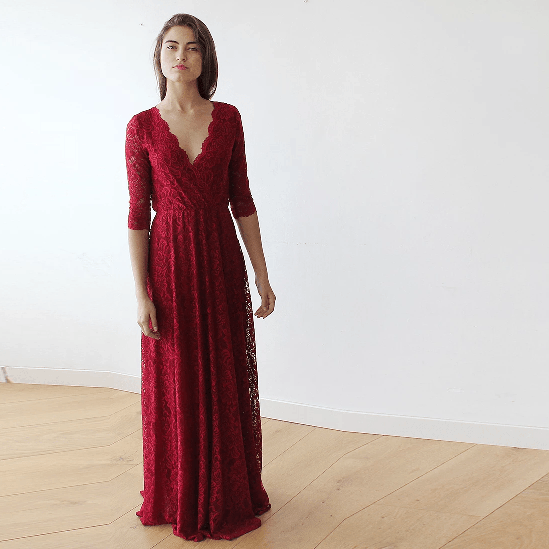 Abito bordeaux con corpetto in pizzo e maniche a tre quarti. - Because I'm Different shop