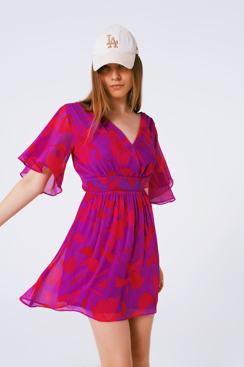 Abito mini in chiffon con stampa floreale, scollo a V e maniche corte - Because I'm Different shop