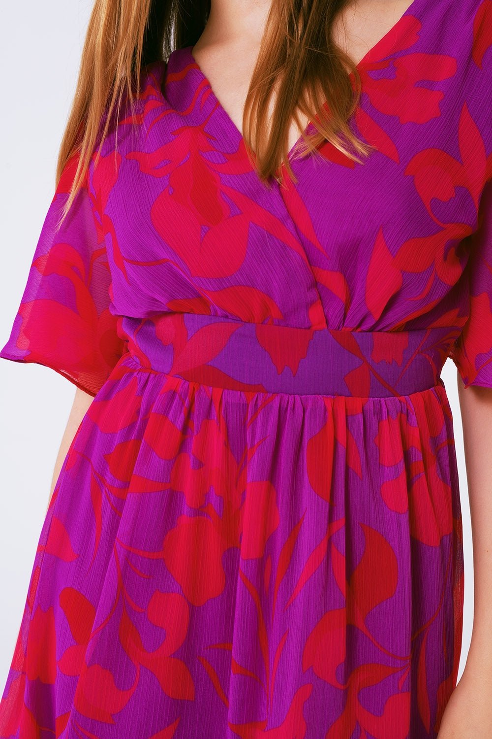 Abito mini in chiffon con stampa floreale, scollo a V e maniche corte - Because I'm Different shop