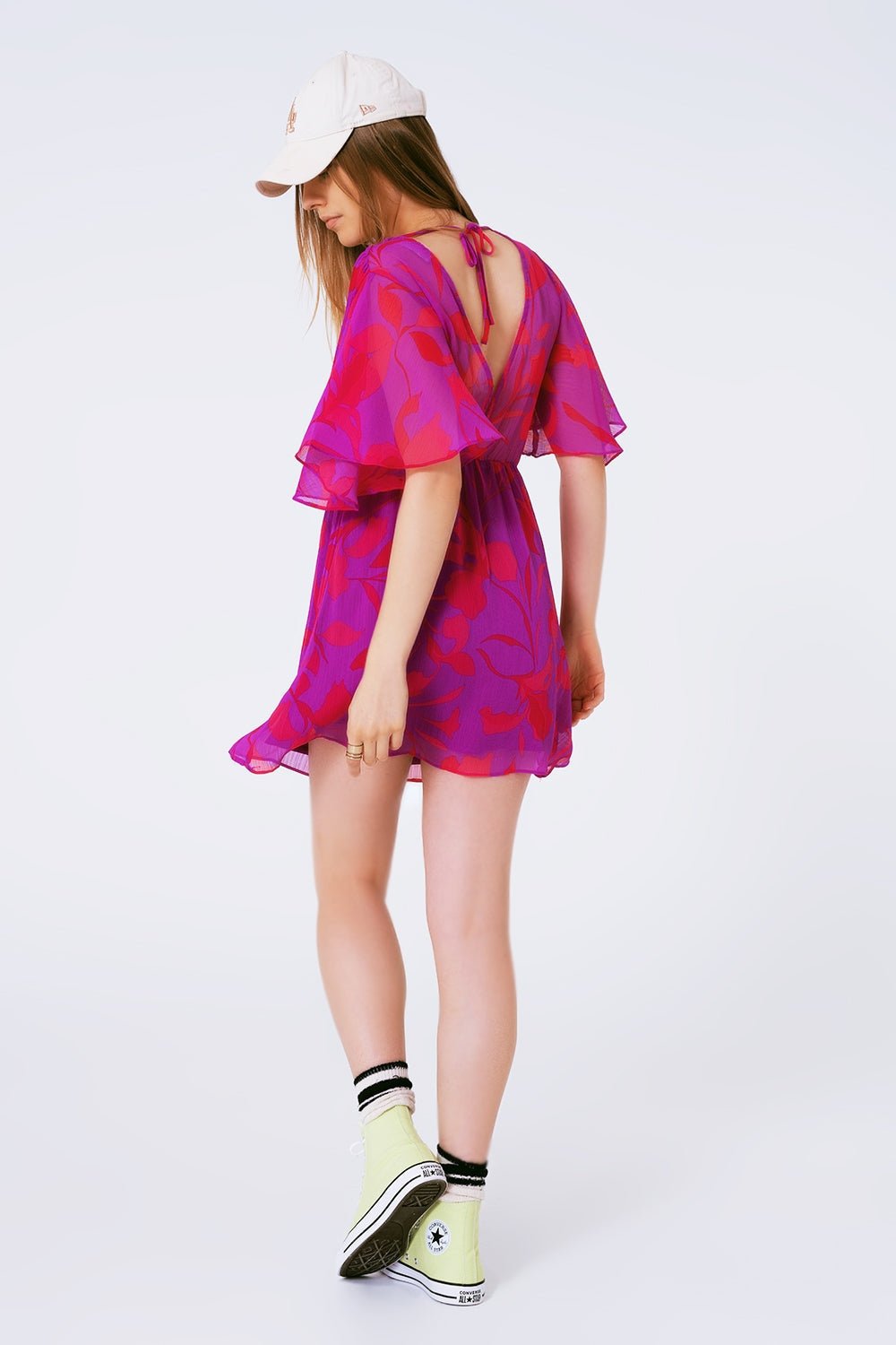 Abito mini in chiffon con stampa floreale, scollo a V e maniche corte - Because I'm Different shop