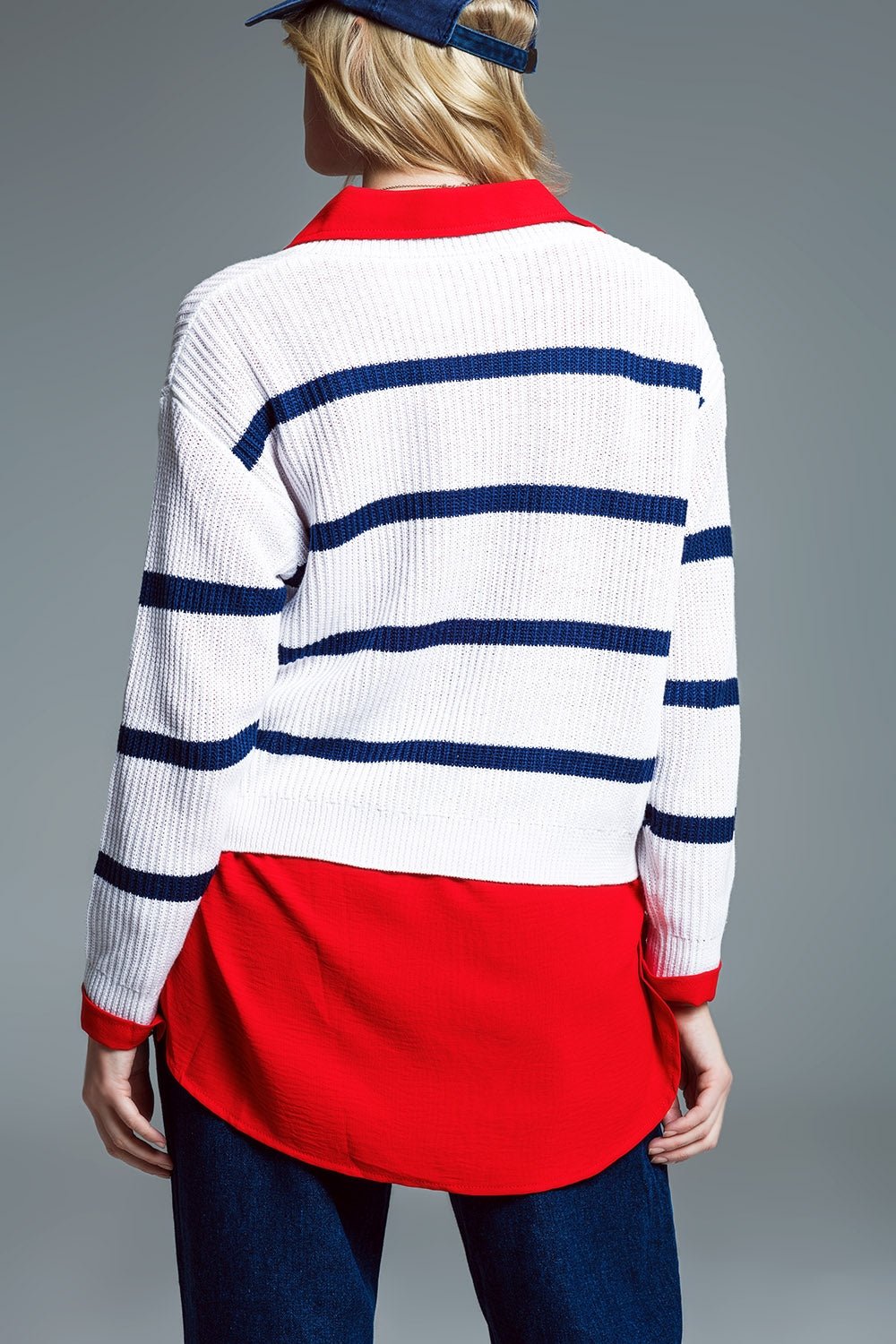 Maglione a Costine Bianco con Strisce Nere e Collo a V - Because I'm Different shop