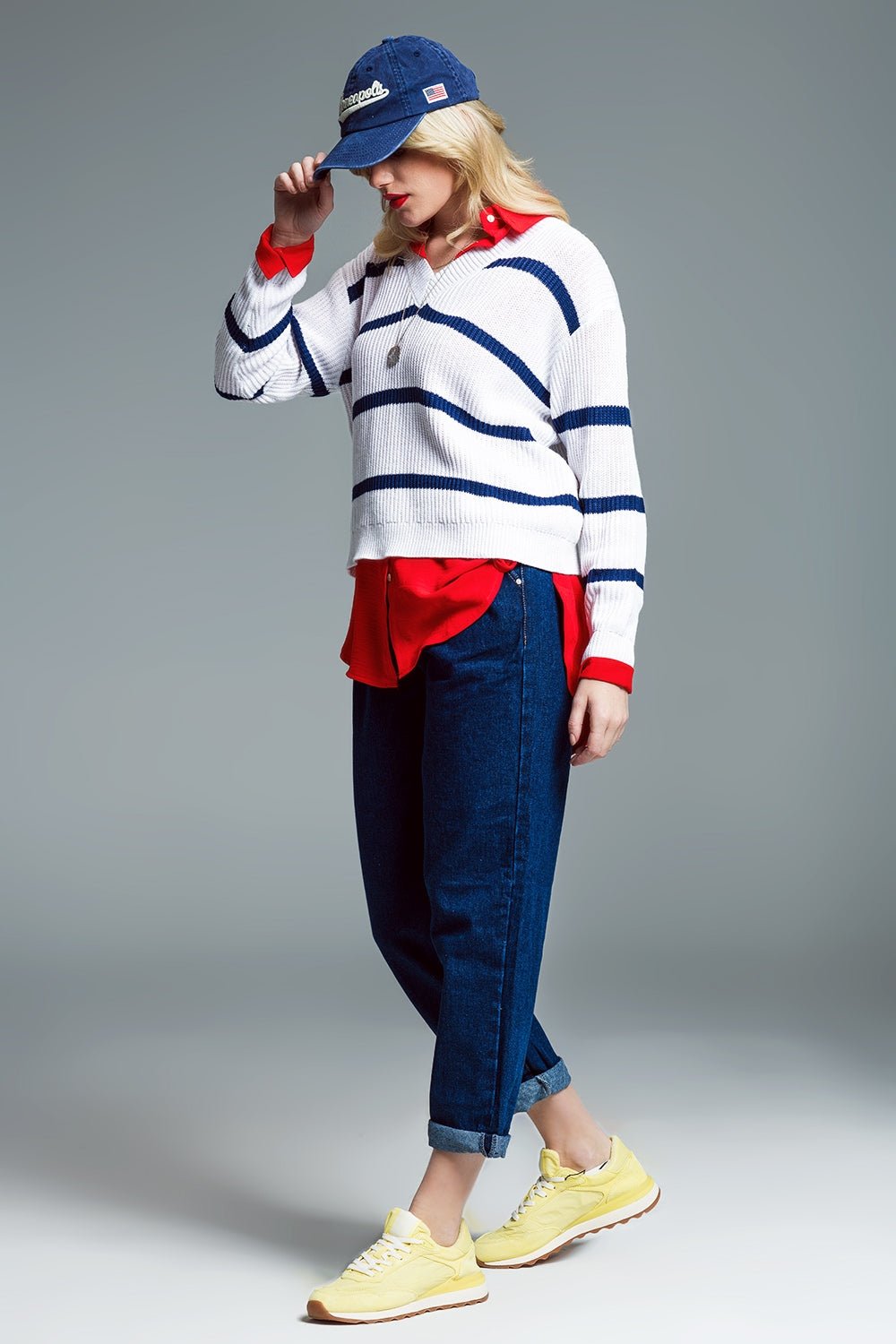 Maglione a Costine Bianco con Strisce Nere e Collo a V - Because I'm Different shop