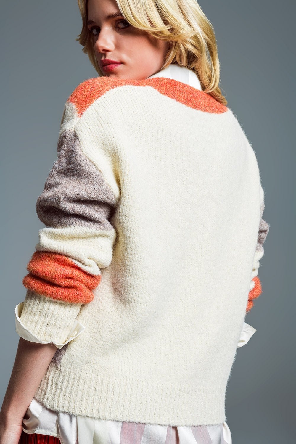 Maglione a Maniche Lunghe con Stampa Anni Ottanta e Collo a V in Arancione - Because I'm Different shop