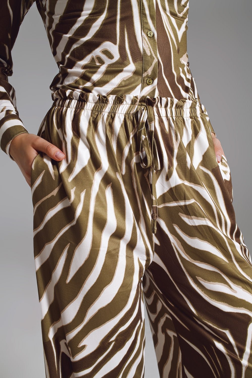 Pantaloni dritti con stampa zebraprint in verde oliva e bianco. - Because I'm Different shop