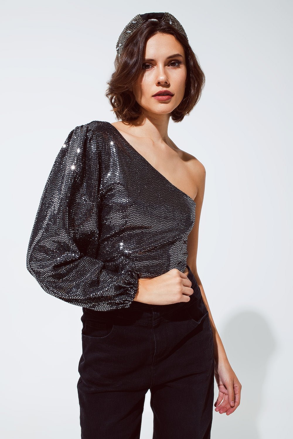 Top corto monospalla con dettagli glitterati in argento. - Because I'm Different shop