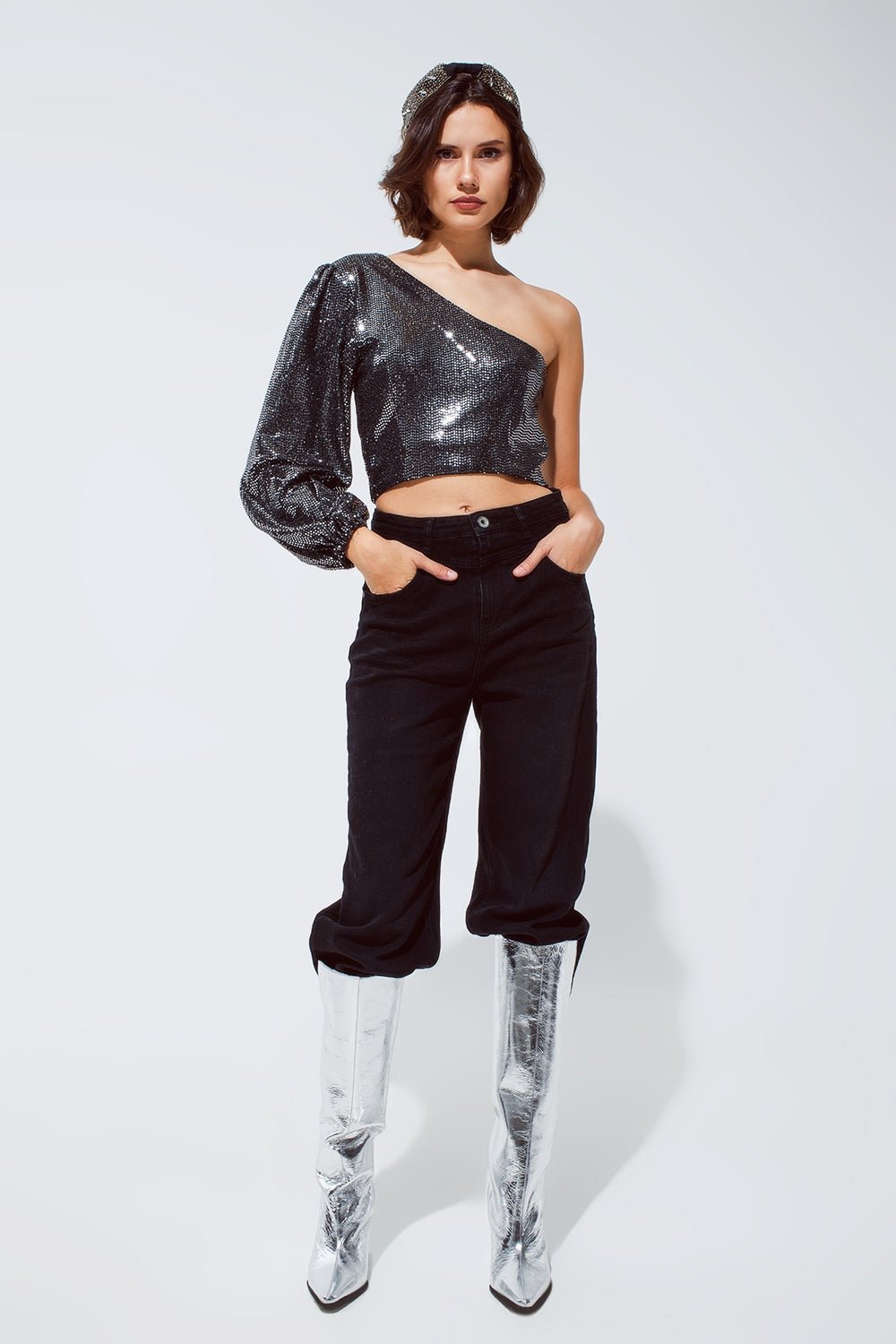 Top corto monospalla con dettagli glitterati in argento. - Because I'm Different shop
