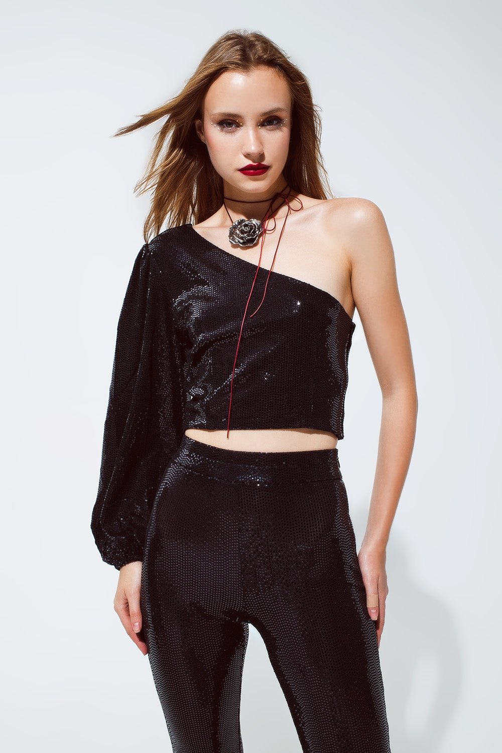 Top cropped con una spalla e dettagli glitterati in nero per la festa. - Because I'm Different shop